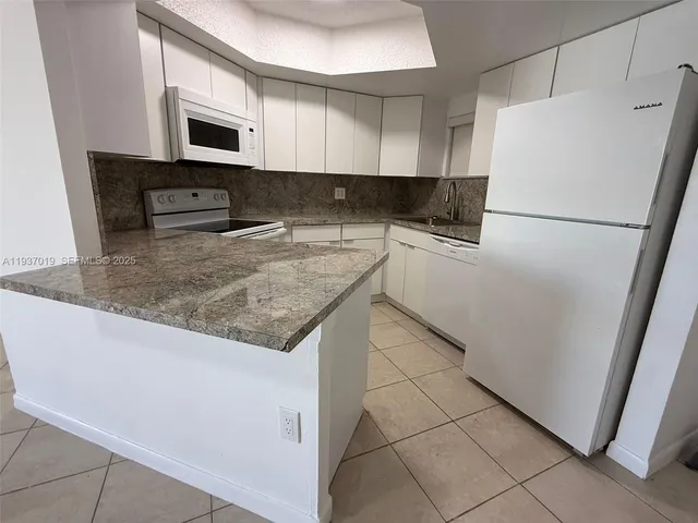 $1,950 | 8343 Lake Drive, Unit 405, Doral, FL 33166