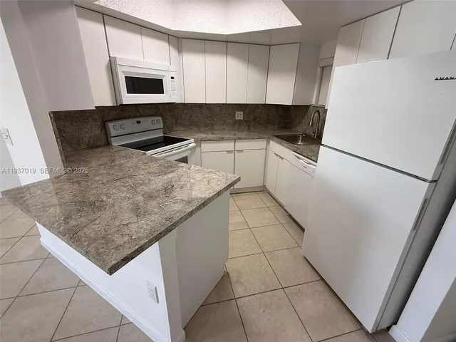 $1,950 | 8343 Lake Drive, Unit 405, Doral, FL 33166