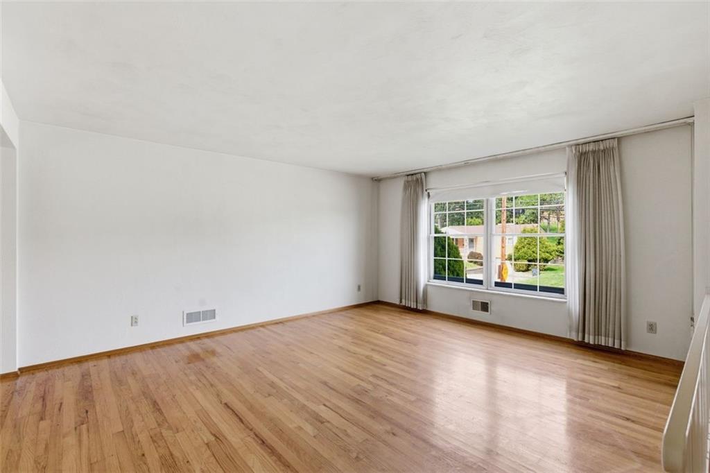 140 Foxcroft Road Pittsburgh, PA 15220 - Photo 5 of 31 Gallery Image 5