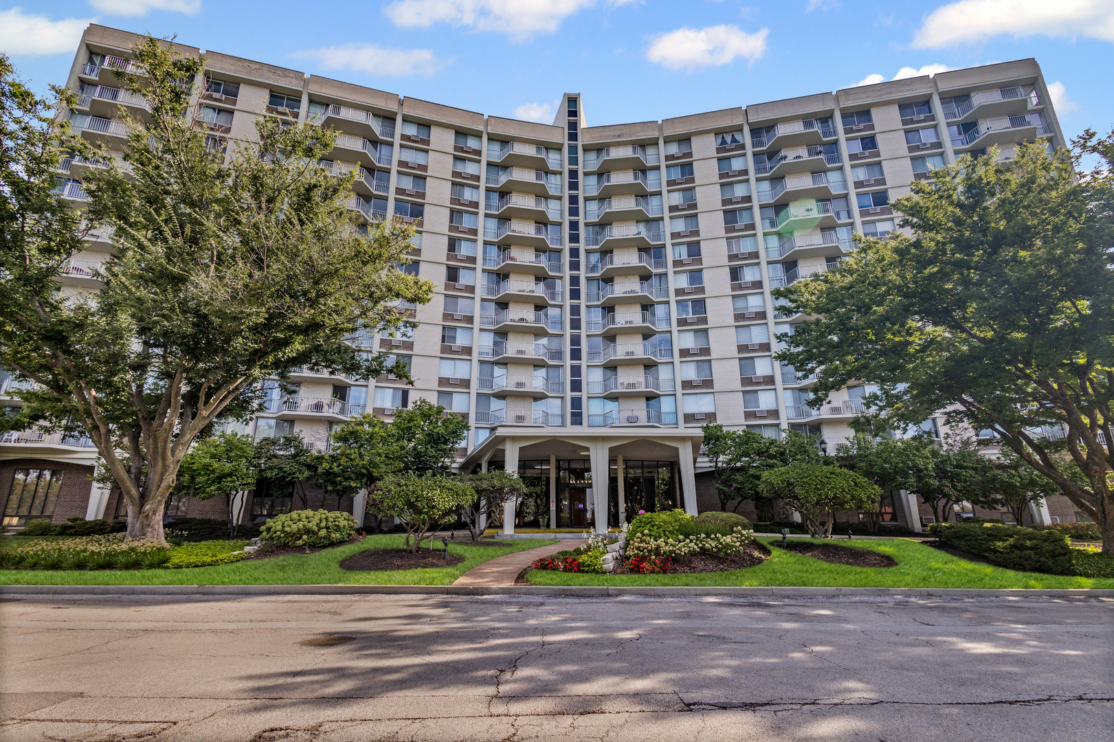 20 North Tower Road, Unit 1N Oak Brook, IL 60523 - Photo 1 of 20 Gallery Image 1