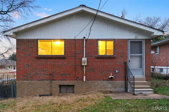 $94,900 | 8784 Darnell Place, Jennings, MO 63136