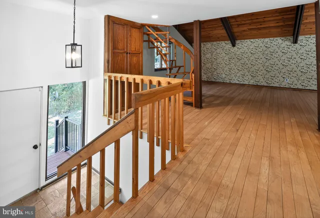 a view of livingroom with furniture and ceiling fan