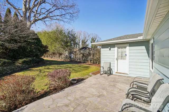 a view of yard with trees