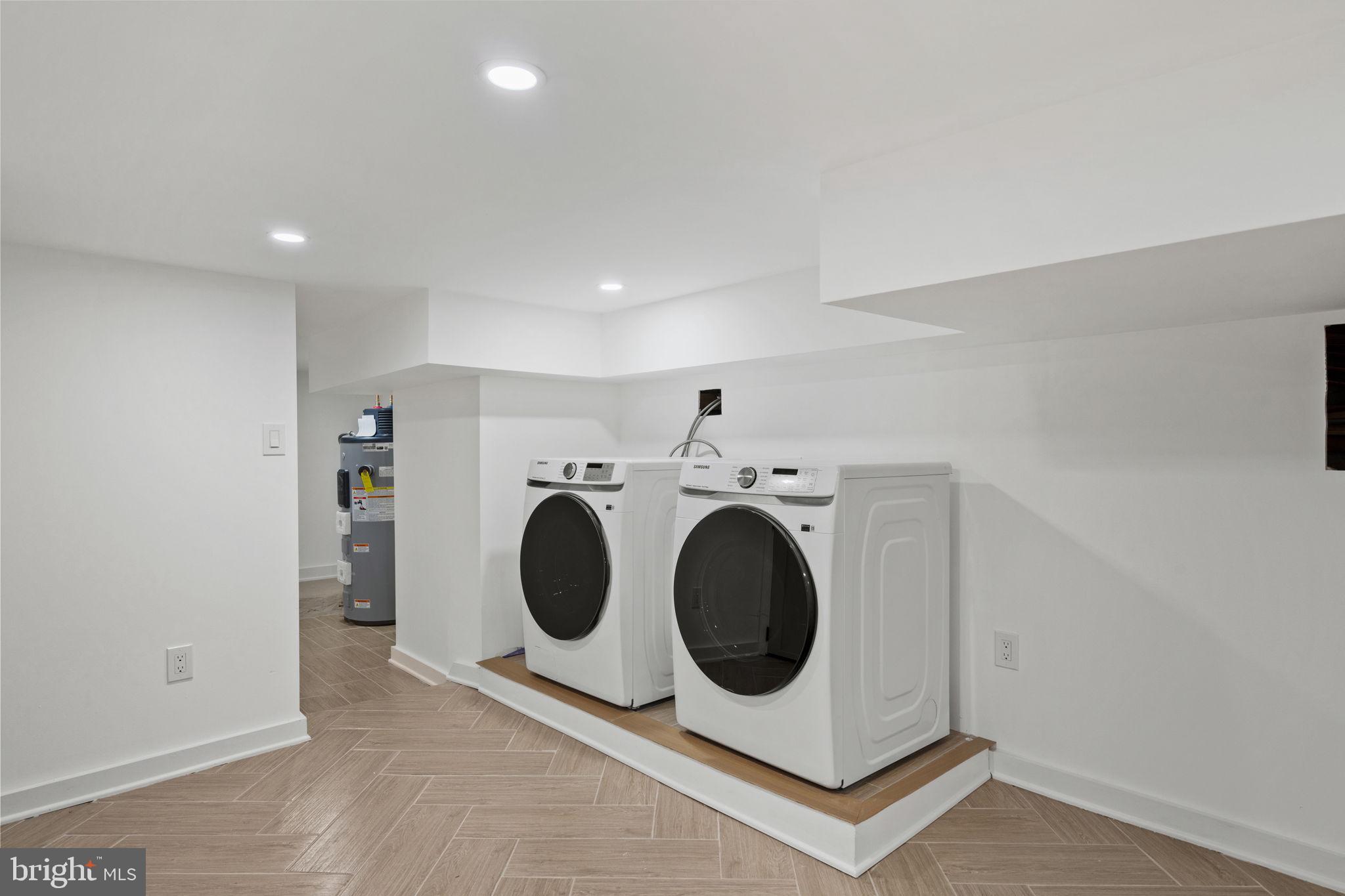914 Fernon Street Philadelphia, PA 19148 - Photo 38 of 40 a utility room with dryer and washer