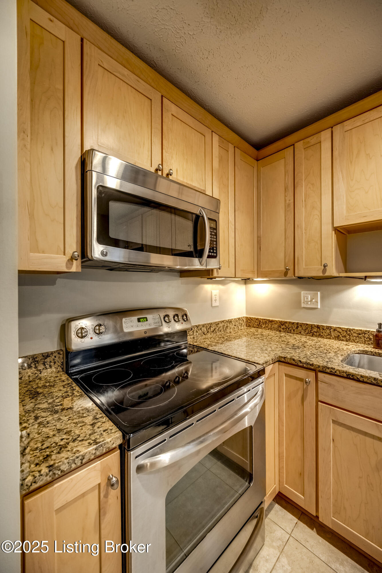 410 Mockingbird Valley Road, Unit 1 Louisville, KY 40207 - Photo 13 of 39 2Y0A5679-A