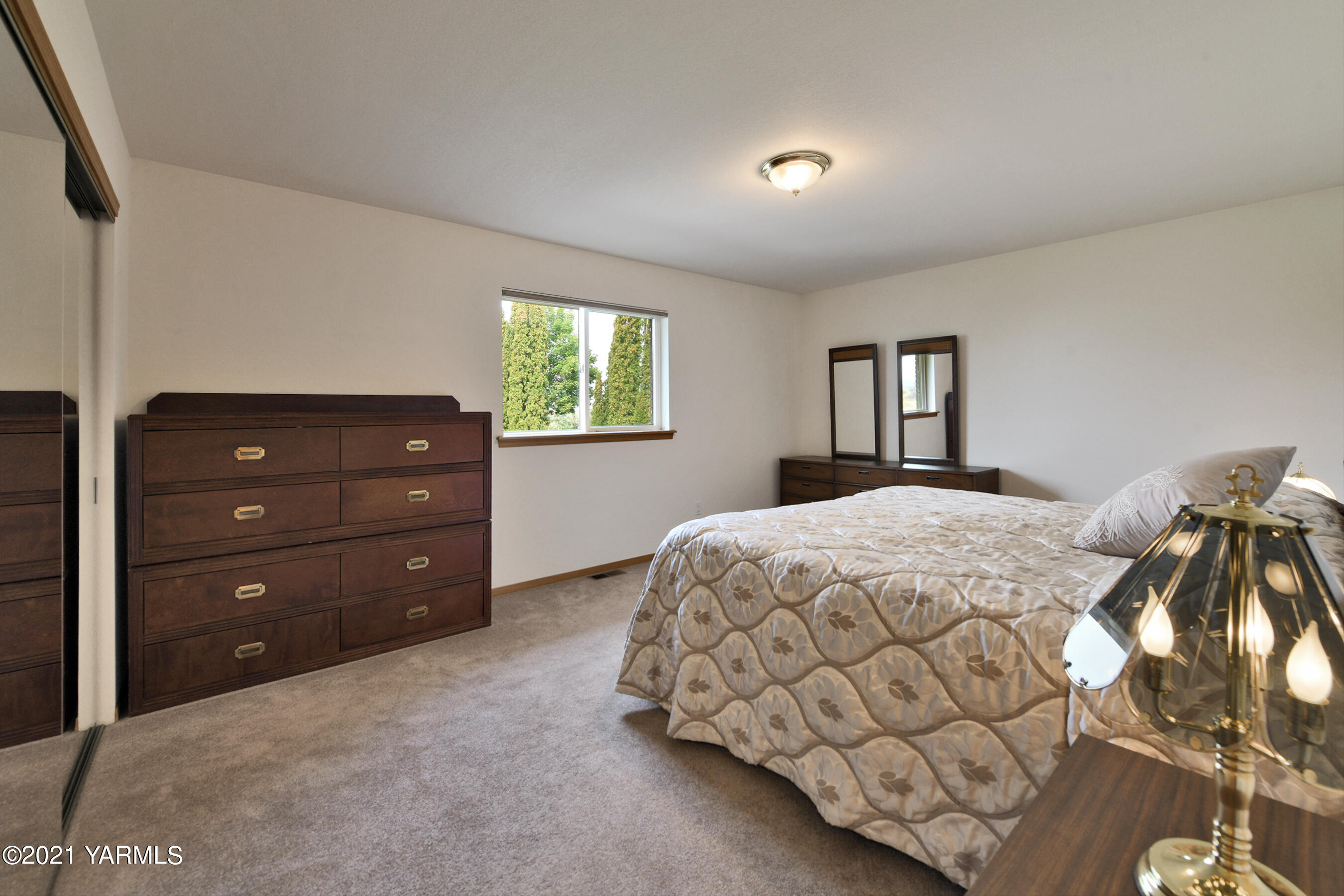 1511 Rosenkranz Road Tieton, WA 98947 - Photo 15 of 41 a bedroom with a bed and a window