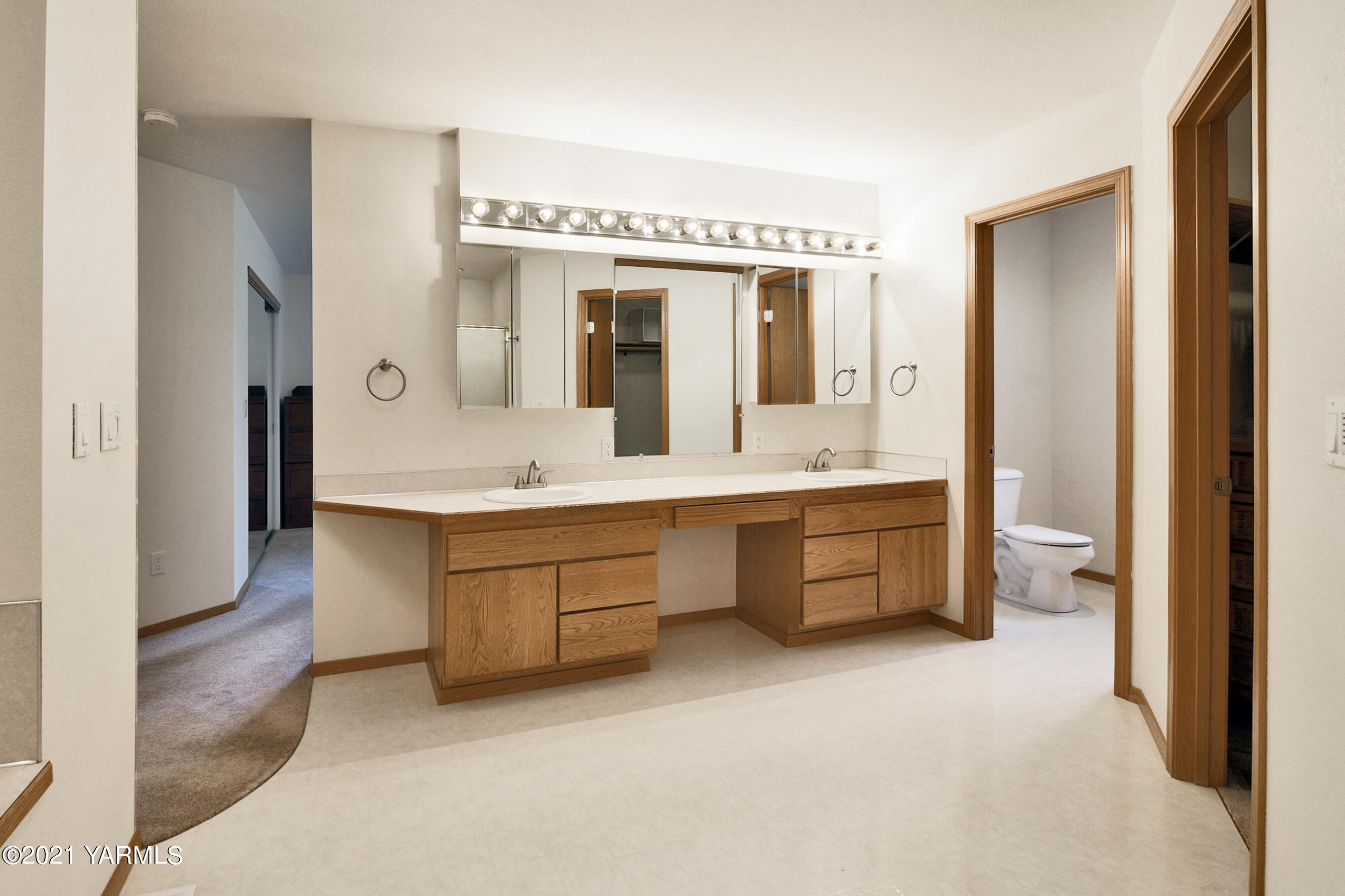 1511 Rosenkranz Road Tieton, WA 98947 - Photo 16 of 41 a bathroom with a double vanity sink mirror and bathtub