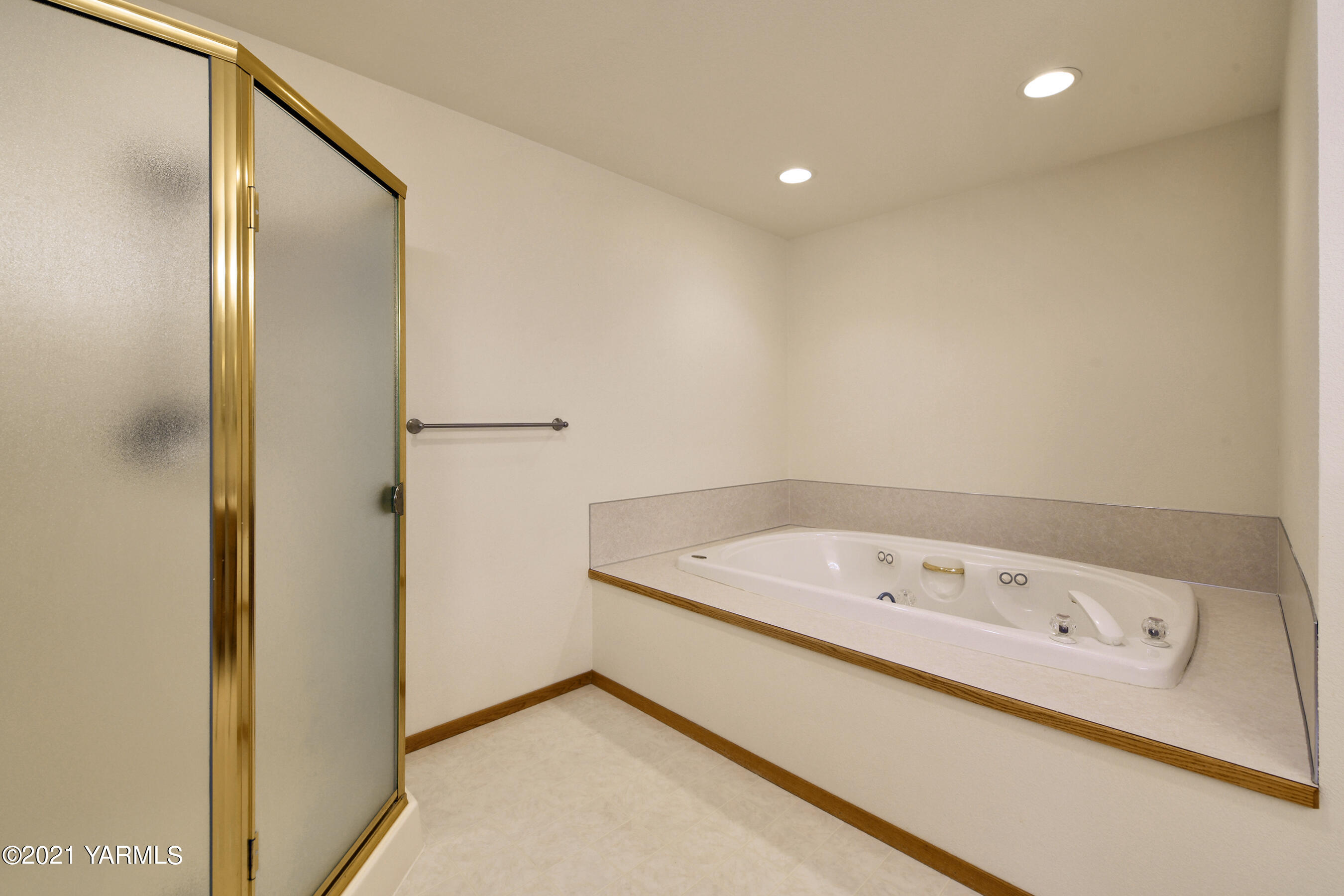 1511 Rosenkranz Road Tieton, WA 98947 - Photo 17 of 41 a bathroom with a tub a sink and a mirror