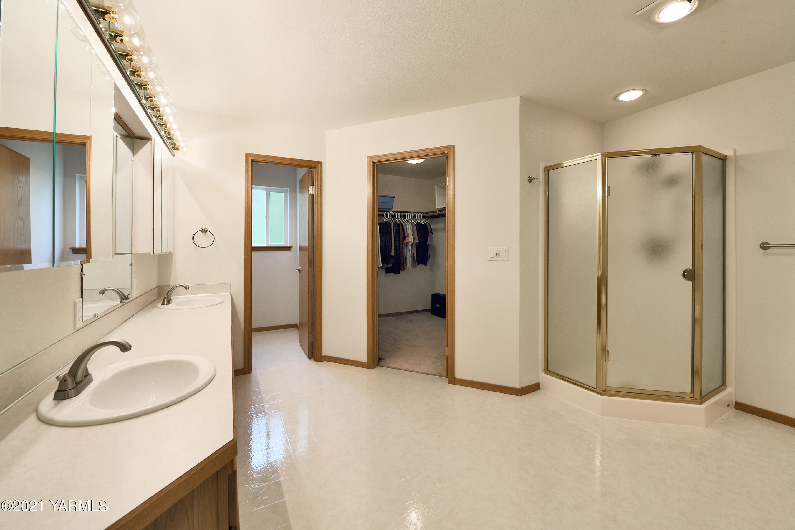 1511 Rosenkranz Road Tieton, WA 98947 - Photo 18 of 41 a spacious bathroom with a sink double vanity and shower