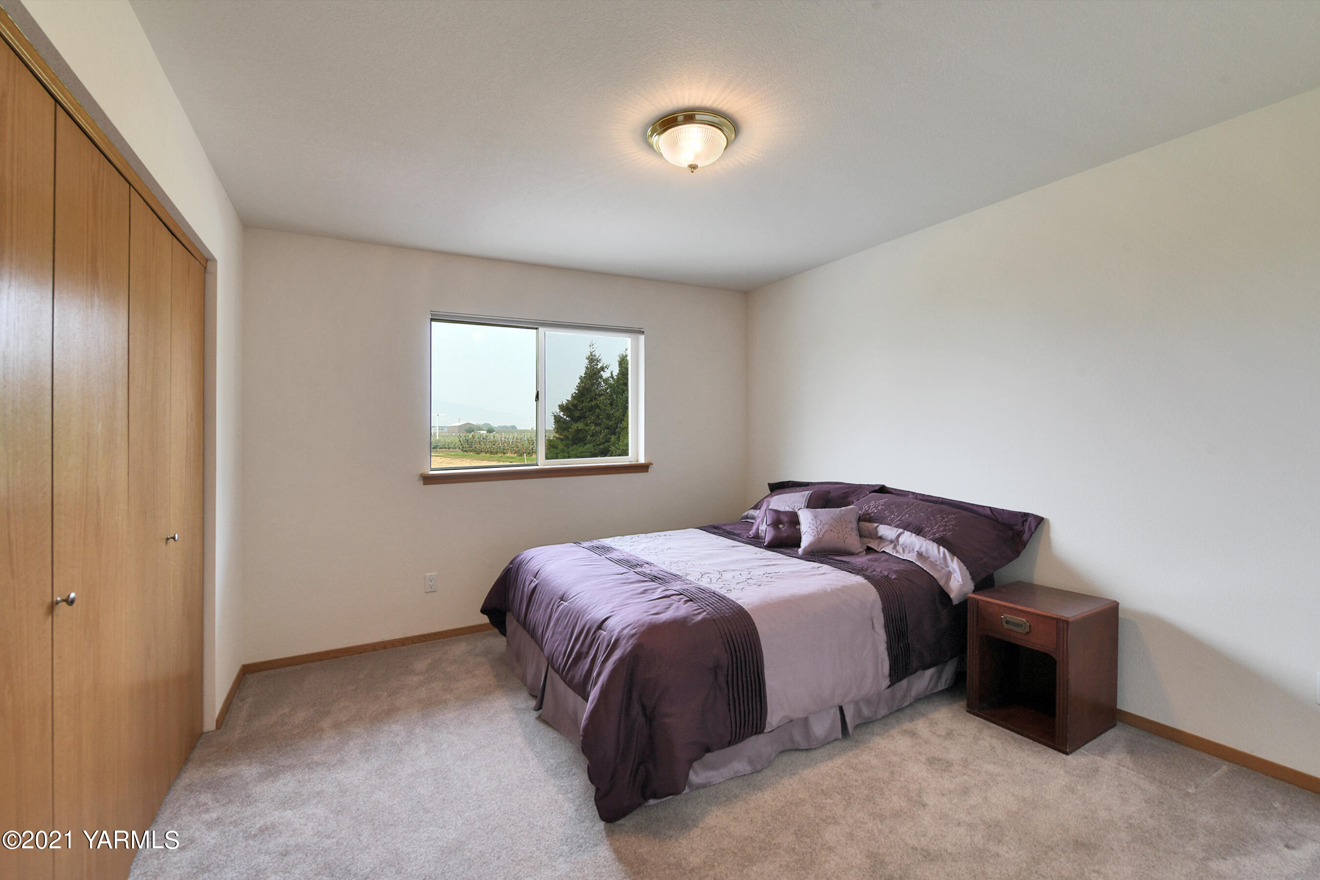 1511 Rosenkranz Road Tieton, WA 98947 - Photo 20 of 41 a bedroom with a bed and a window