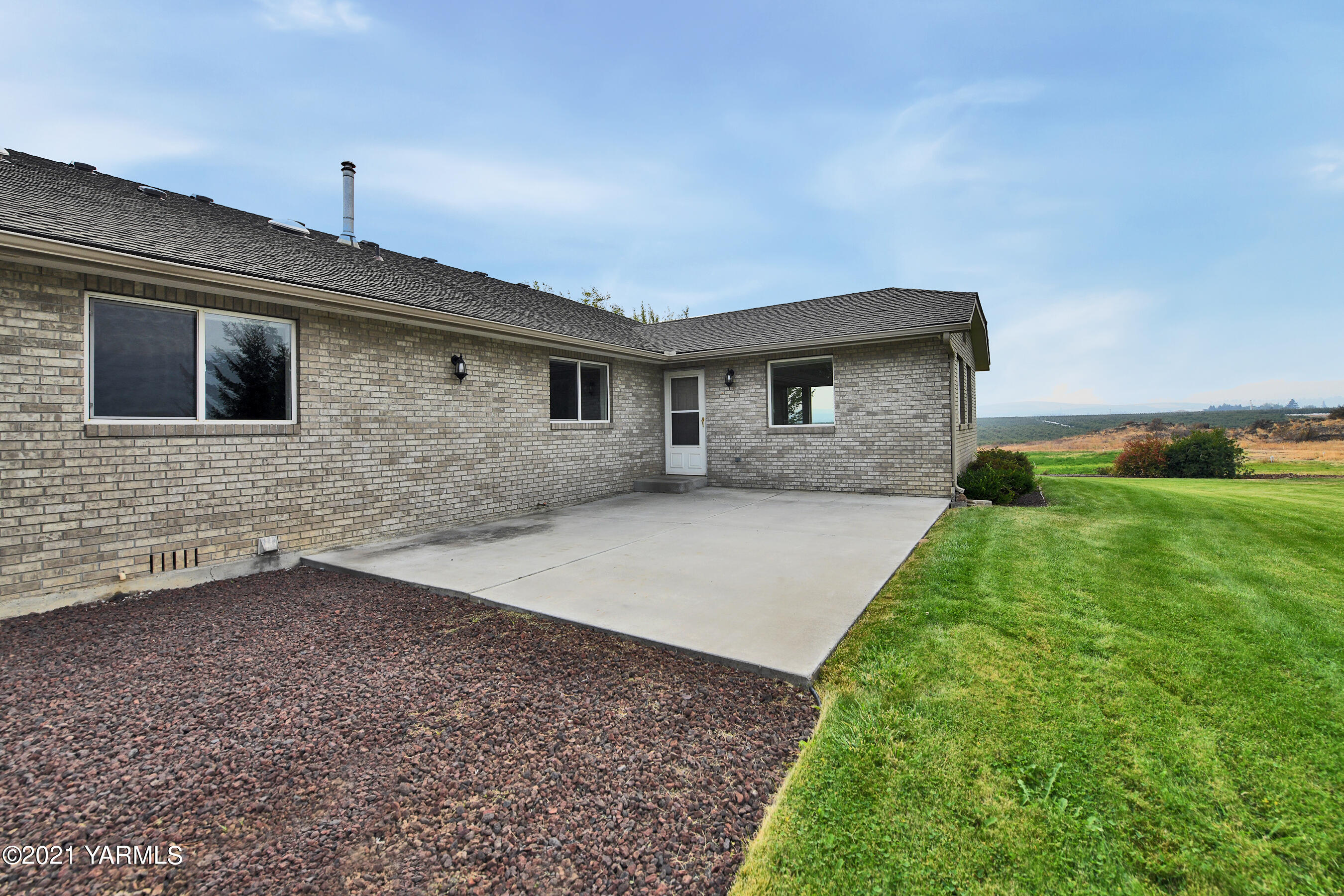 1511 Rosenkranz Road Tieton, WA 98947 - Photo 28 of 41 a front view of house with yard