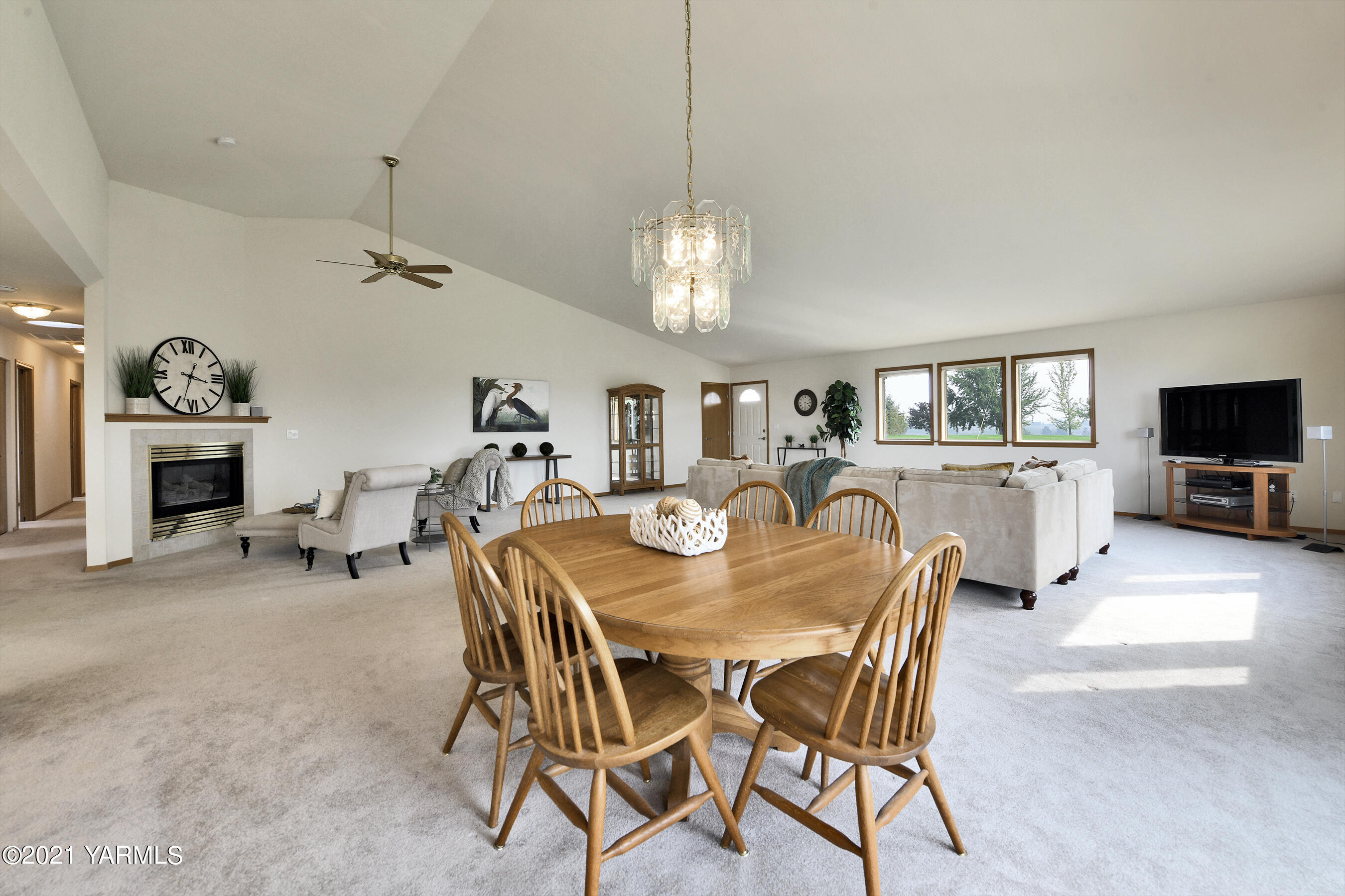 1511 Rosenkranz Road Tieton, WA 98947 - Photo 4 of 41 a dining room with furniture and window