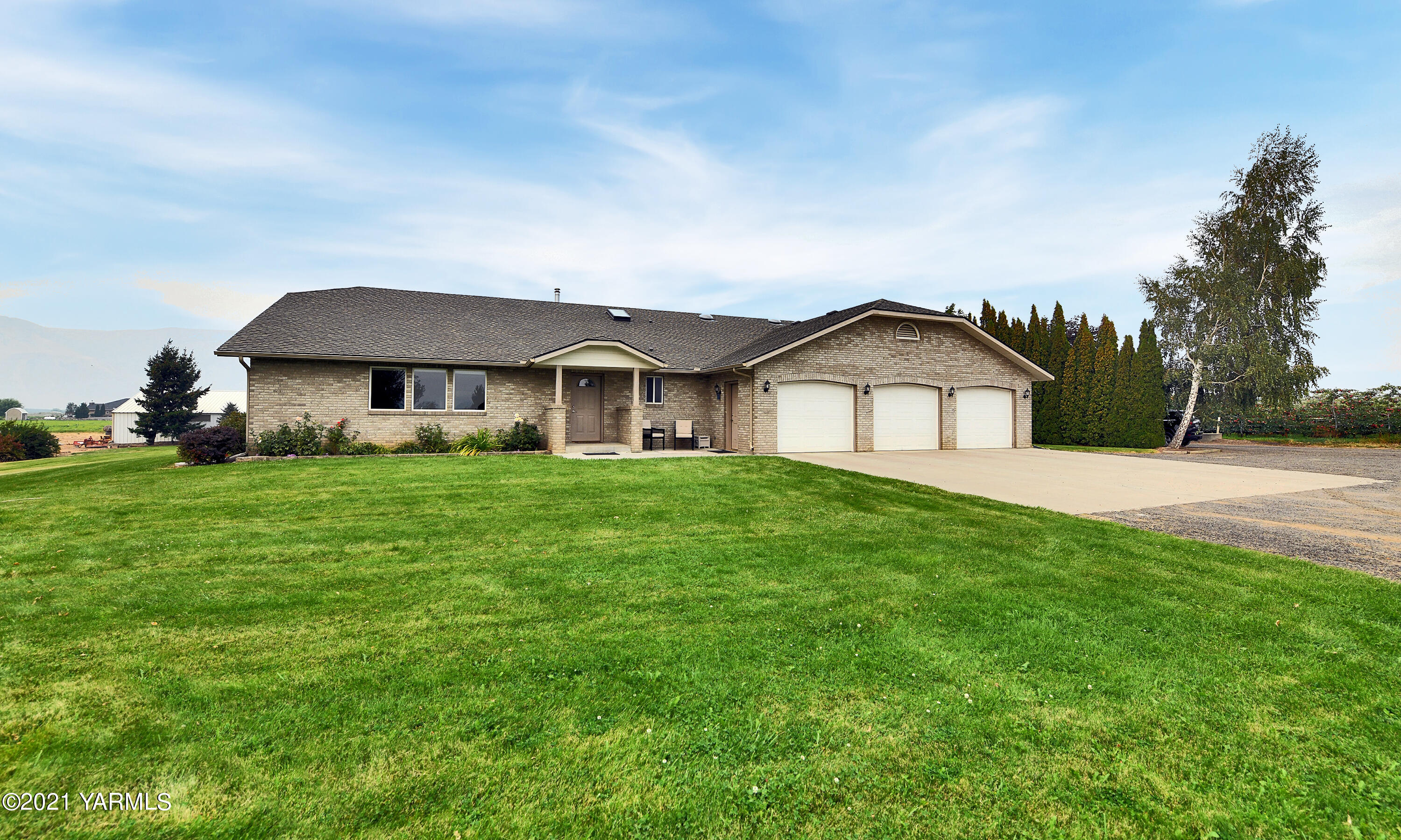 1511 Rosenkranz Road Tieton, WA 98947 - Photo 33 of 41 a front view of a house with garden