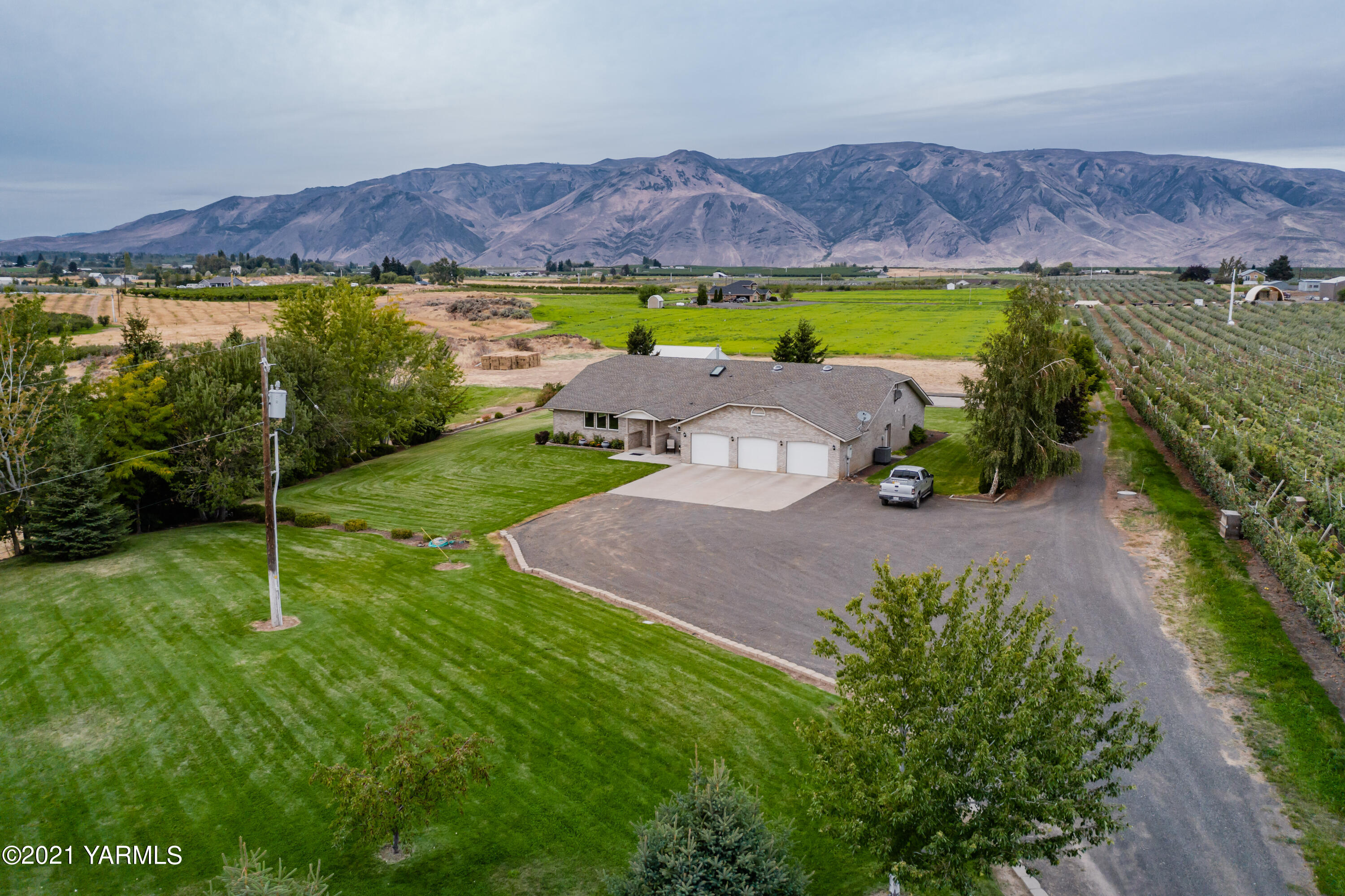 1511 Rosenkranz Road Tieton, WA 98947 - Photo 40 of 41 a view of a backyard with a garden and swimming pool