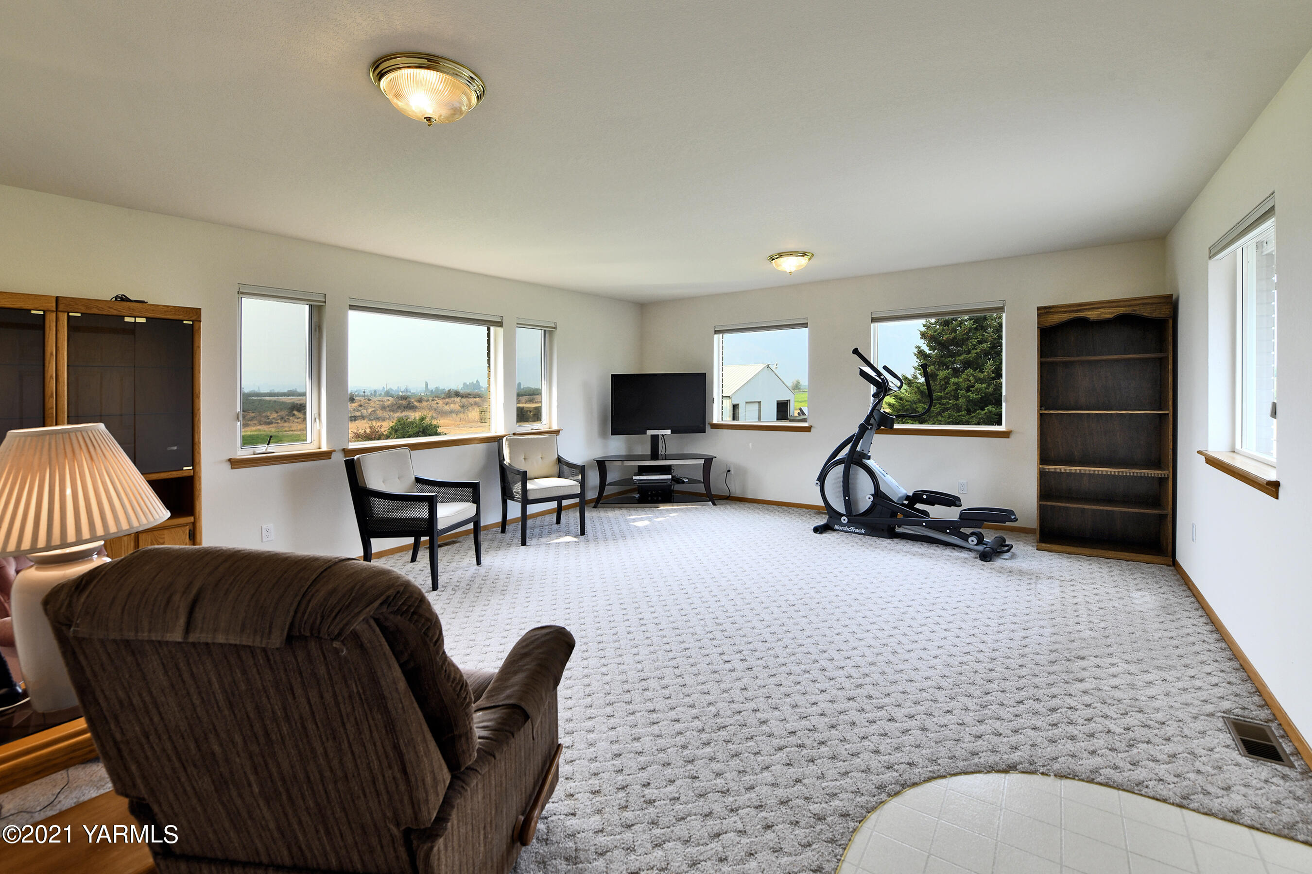 1511 Rosenkranz Road Tieton, WA 98947 - Photo 9 of 41 a living room with furniture gym equipment and a large window