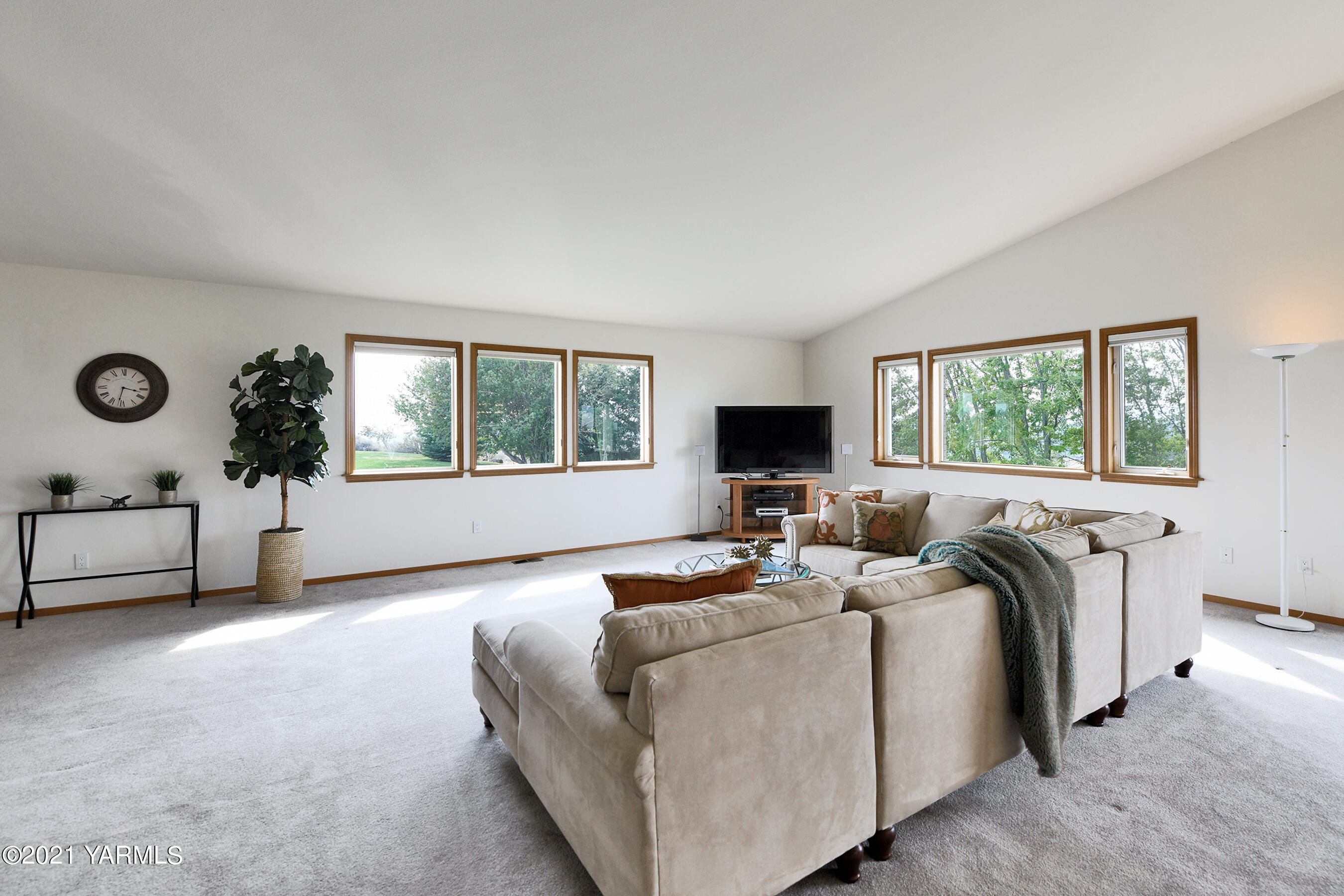 1511 Rosenkranz Road Tieton, WA 98947 - Photo 10 of 41 a living room with furniture and a flat screen tv