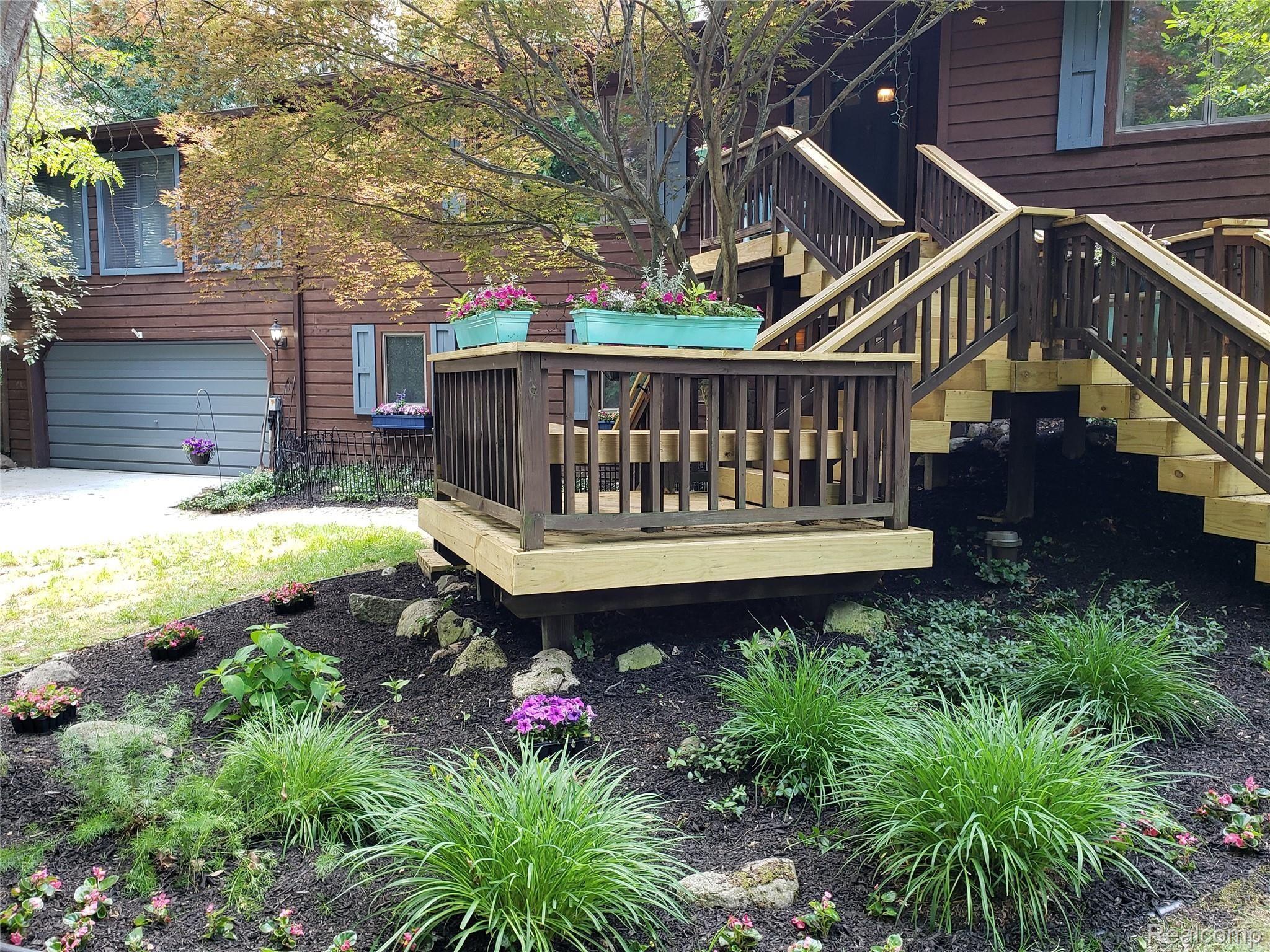 5440 Farley Road Clarkston, MI 48346 - Photo 6 of 46 UPDATED FRONT STAIRCASES.jpg