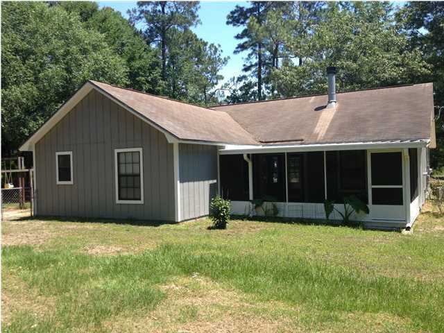 6178 Garden City Road Crestview, FL 32539 - Photo 4 of 14 a backyard of a house