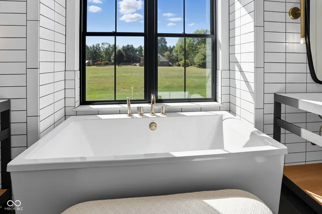 $2,350,000 | 16646 Southeastern Parkway, Fortville, IN 46040