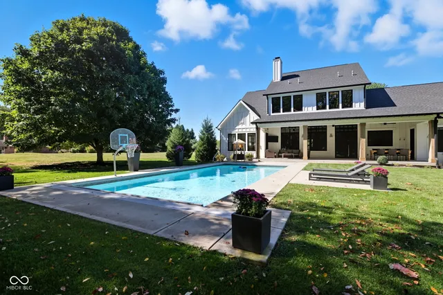 $2,350,000 | 16646 Southeastern Parkway, Fortville, IN 46040