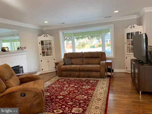7413 Farnum Street Springfield, VA 22151 - Photo 6 of 30 Living Room