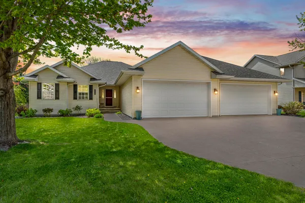 $529,900 | 3219 East Fallcreek Lane, Appleton, WI 54913