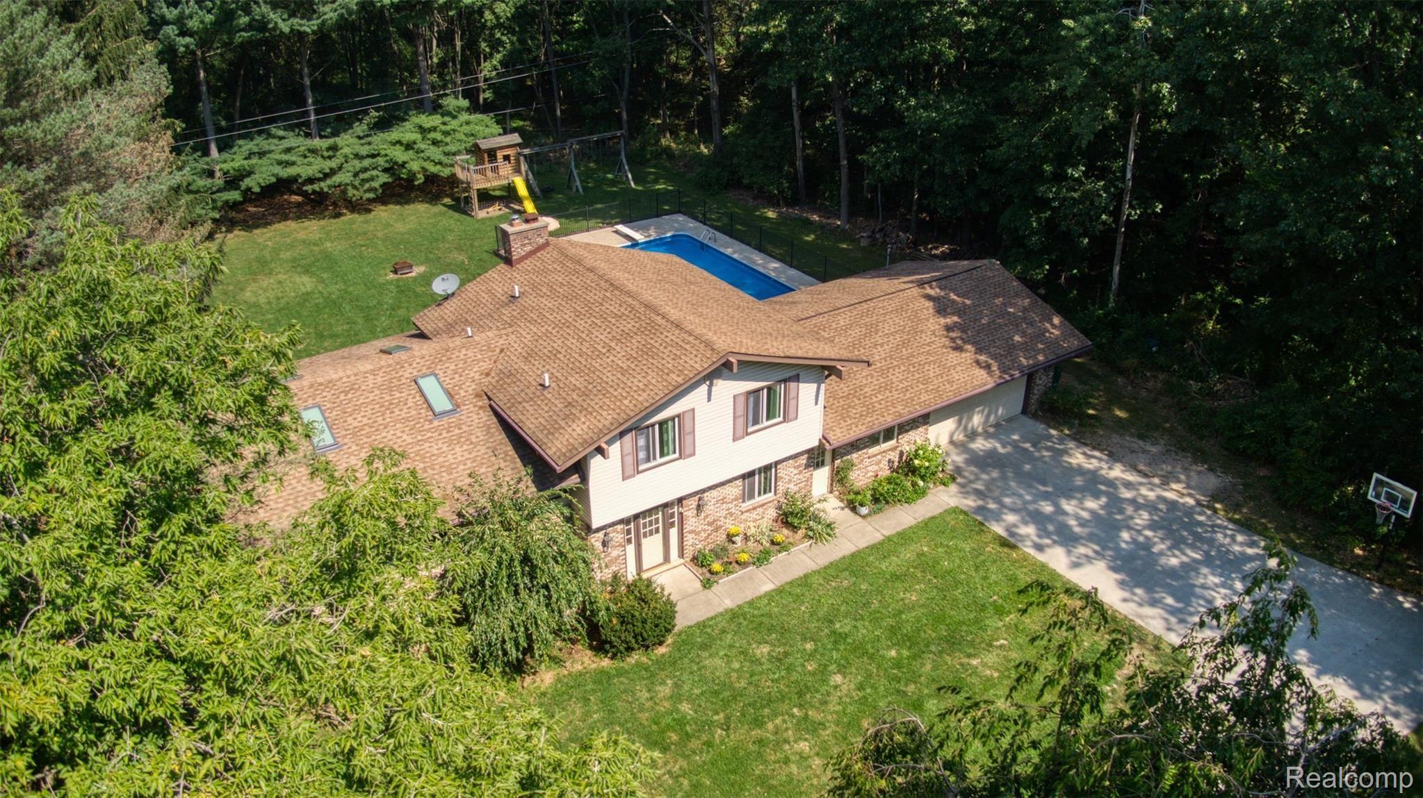 11813 Newman Road Brighton, MI 48114 - Photo 2 of 33 Front view