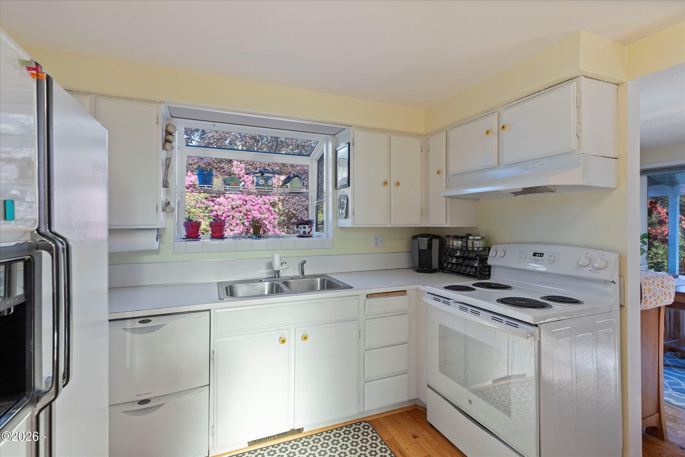 1318 Southeast Maple Street Toledo, OR 97391 - Photo 9 of 54 Kitchen