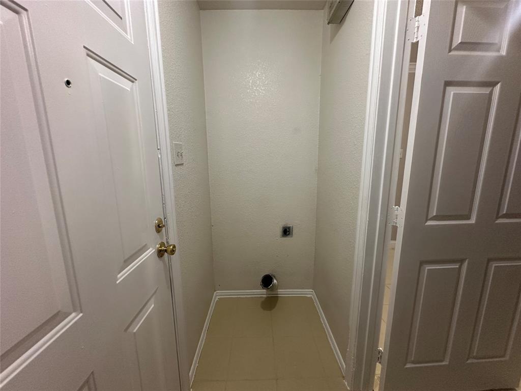 4147 Gladewater Road Dallas, TX 75216 - Photo 24 of 31 a bathroom with a tub and a shower