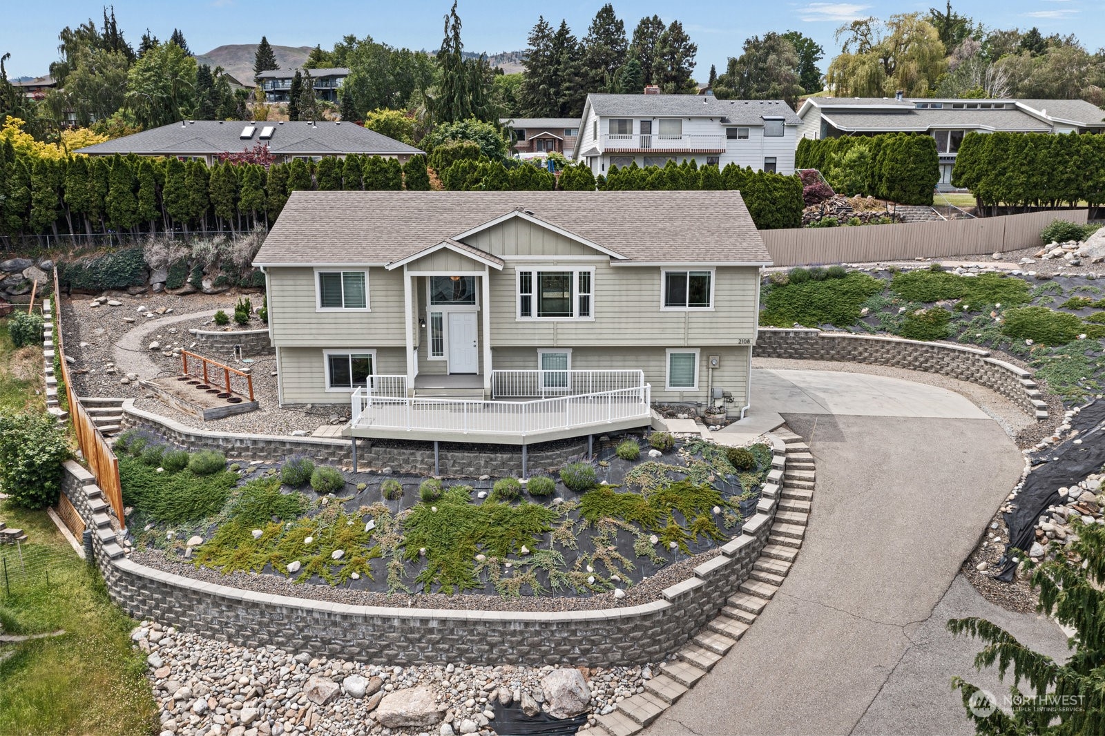 2108 West Honeysett Road Wenatchee, WA 98801 - Photo 4 of 40 Gallery Image 4