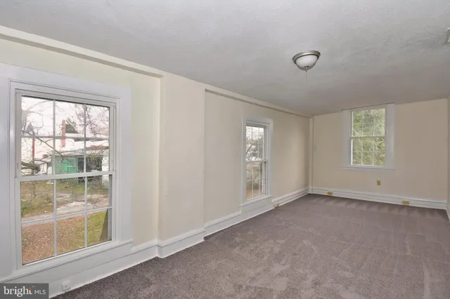 a view of a house with backyard and garden