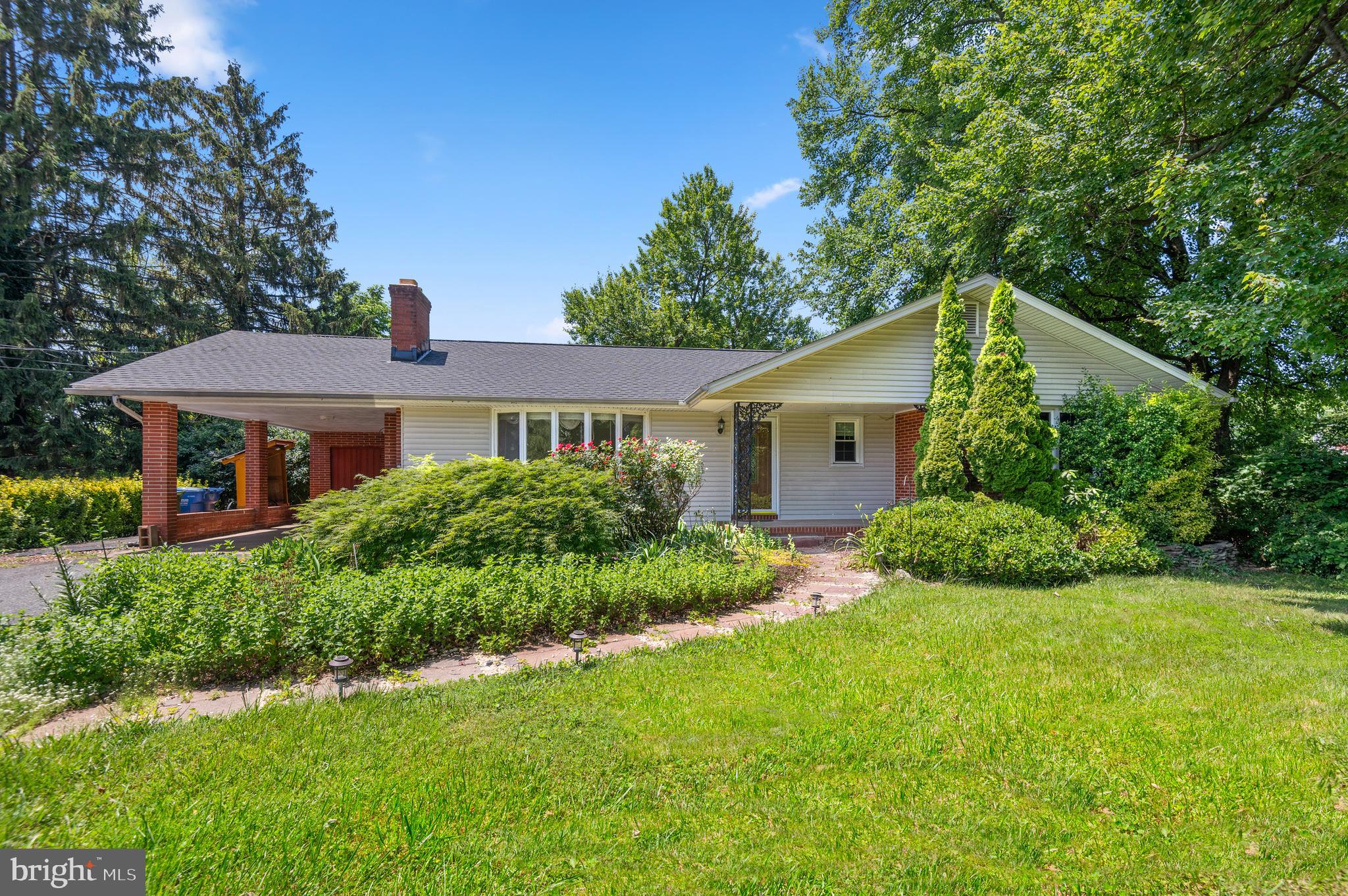 a view of a house with backyard and garden