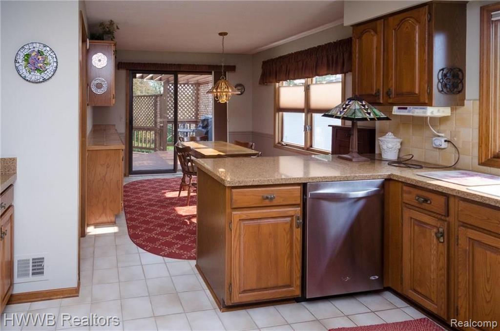 867 Augusta Drive Rochester Hills, MI 48309 - Photo 5 of 34