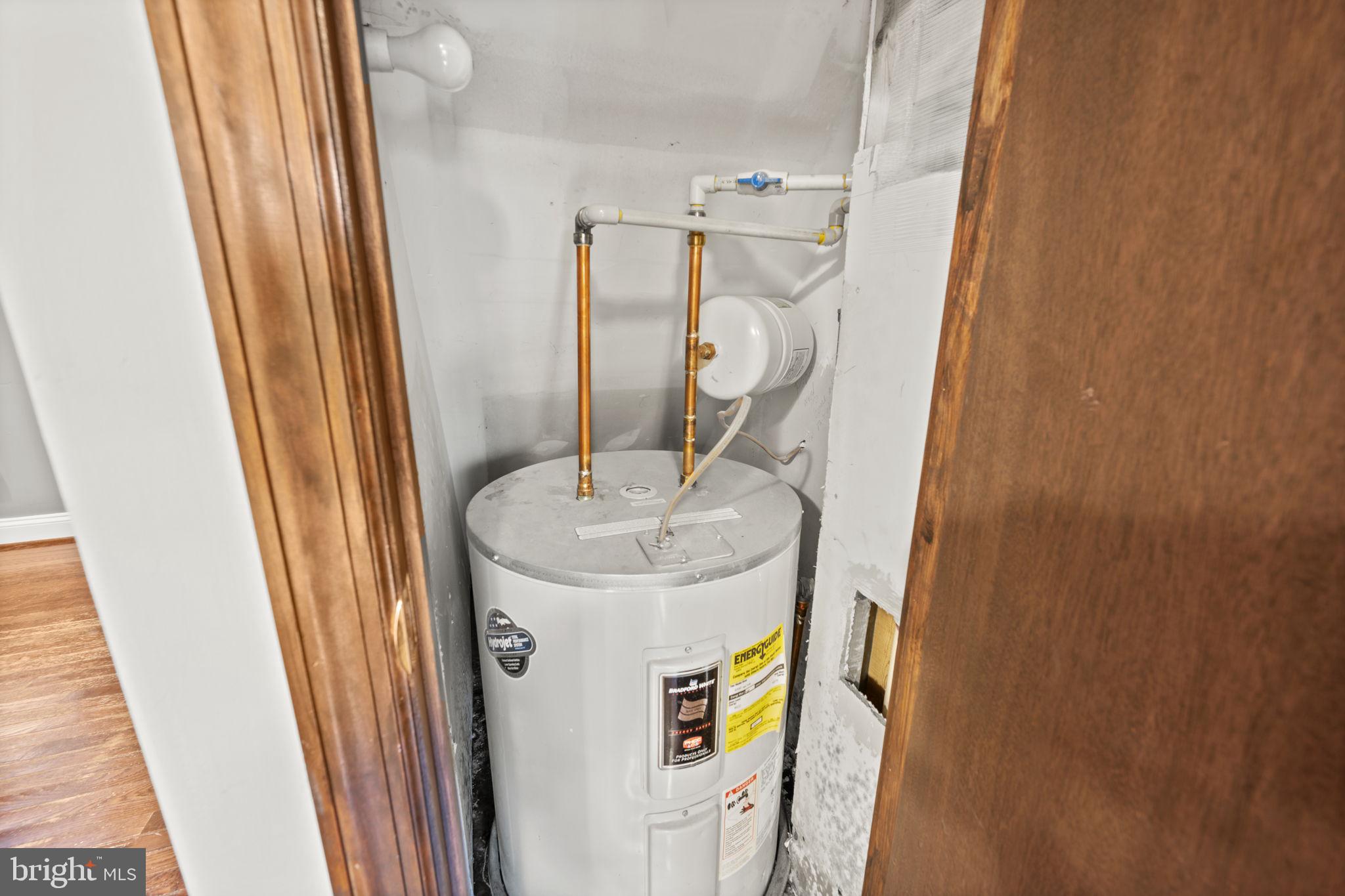 413 Griffin Court Baltimore, MD 21231 - Photo 12 of 37 a bathroom with a sink and mirror