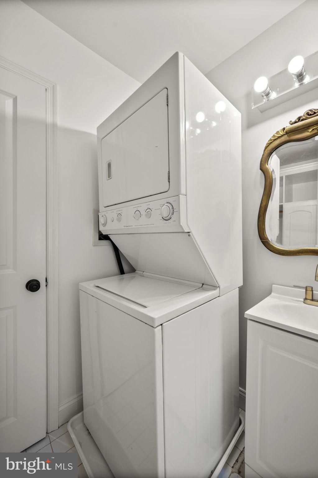 413 Griffin Court Baltimore, MD 21231 - Photo 35 of 37 a utility room with dryer and washer