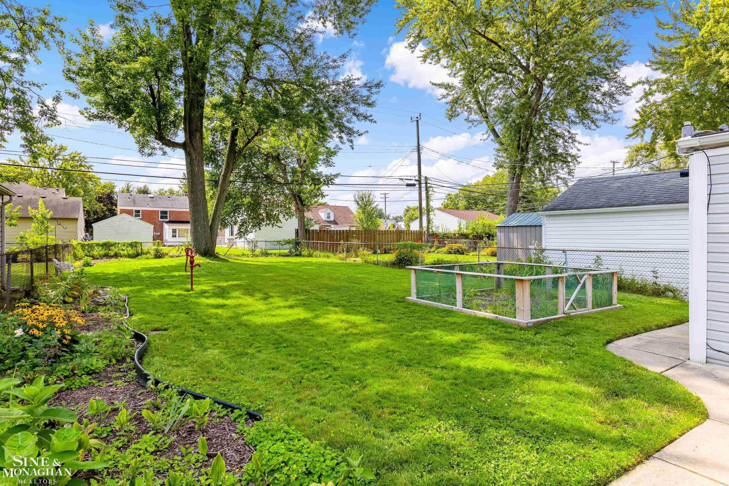 1253 Roslyn Road Grosse Pointe, MI 48236 - Photo 23 of 34 50153114-b46387d5-6812-4e52-91bc-08a2dcae5a9e.JPG