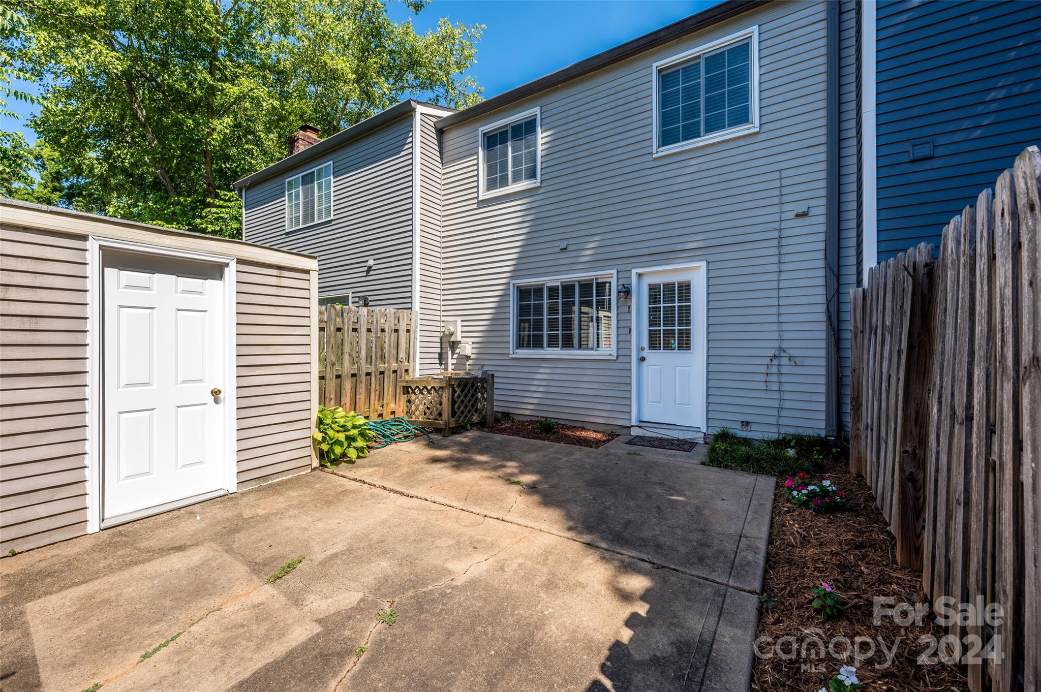 1211 Scaleybark Road, Unit B Charlotte, NC 28209 - Photo 27 of 30 a backyard of a house