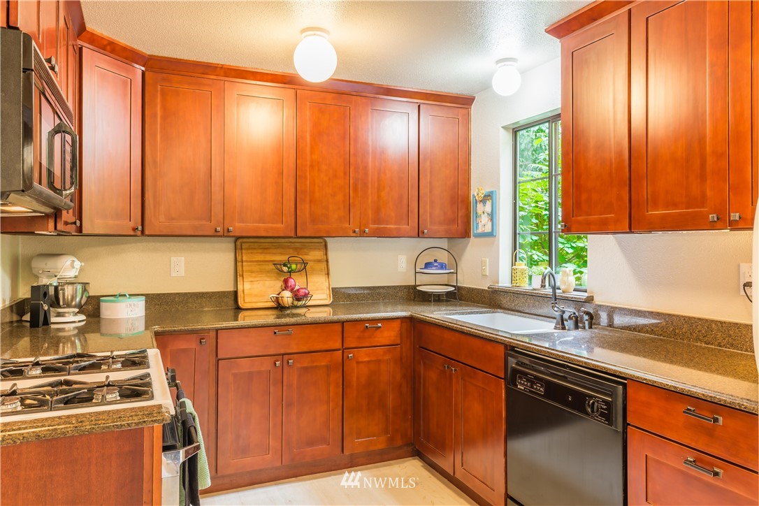 15601 Cascadian Way Bothell, WA 98012 - Photo 7 of 28 Gallery Image 7