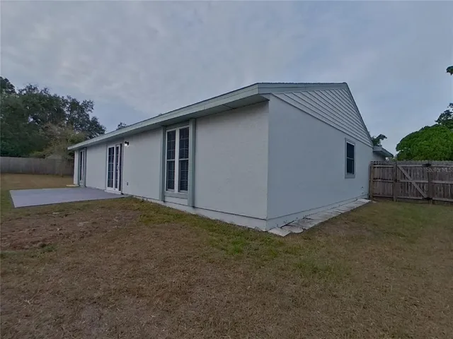 a view of a house with backyard and garden