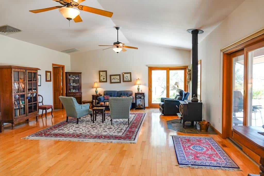 4721 Oberlin Road Montague, CA 96064 - Photo 6 of 27 Gallery Image 6