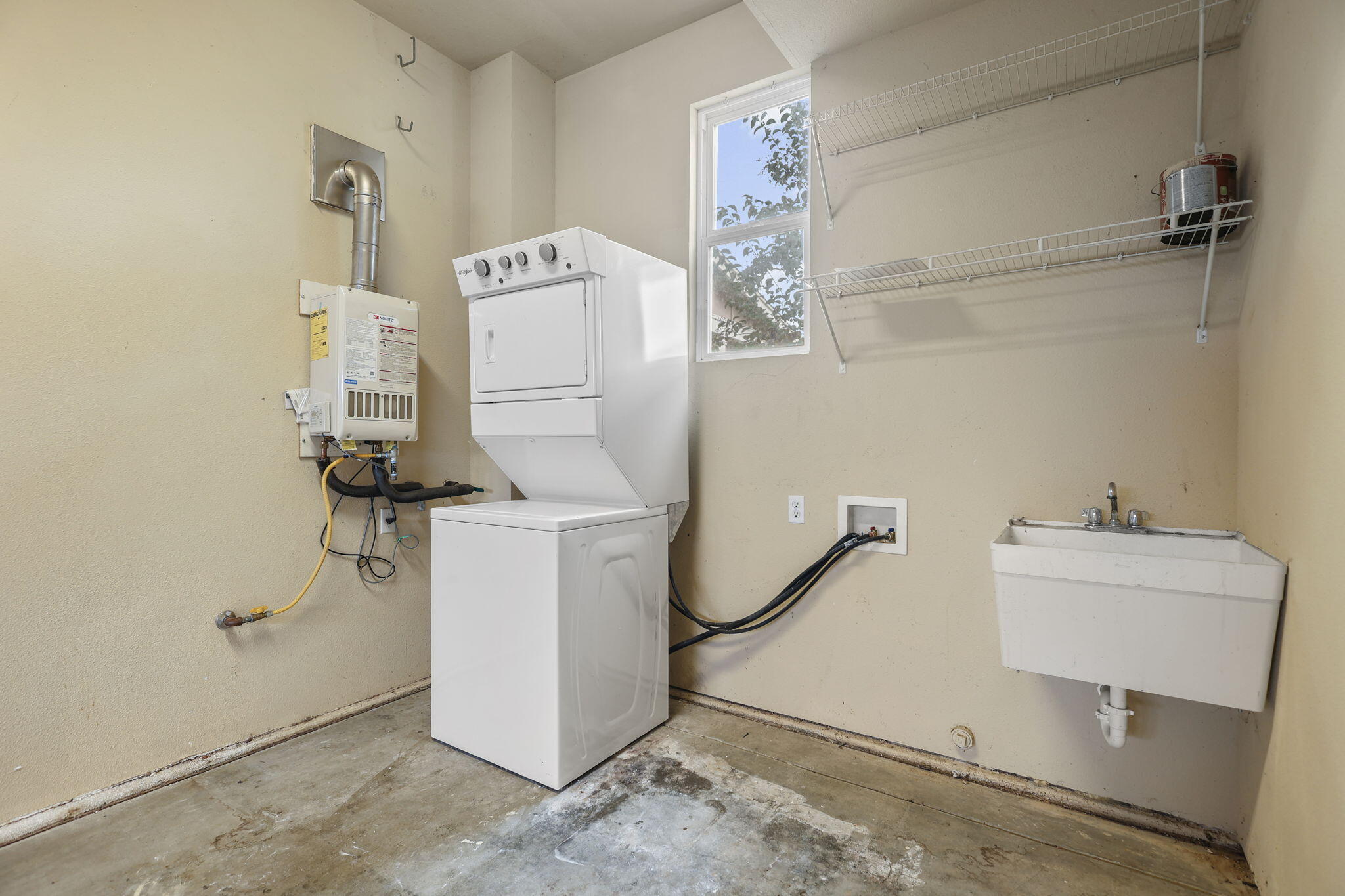 864 Kite Lane Redding, CA 96001 - Photo 17 of 18 a utility room with dryer and washer
