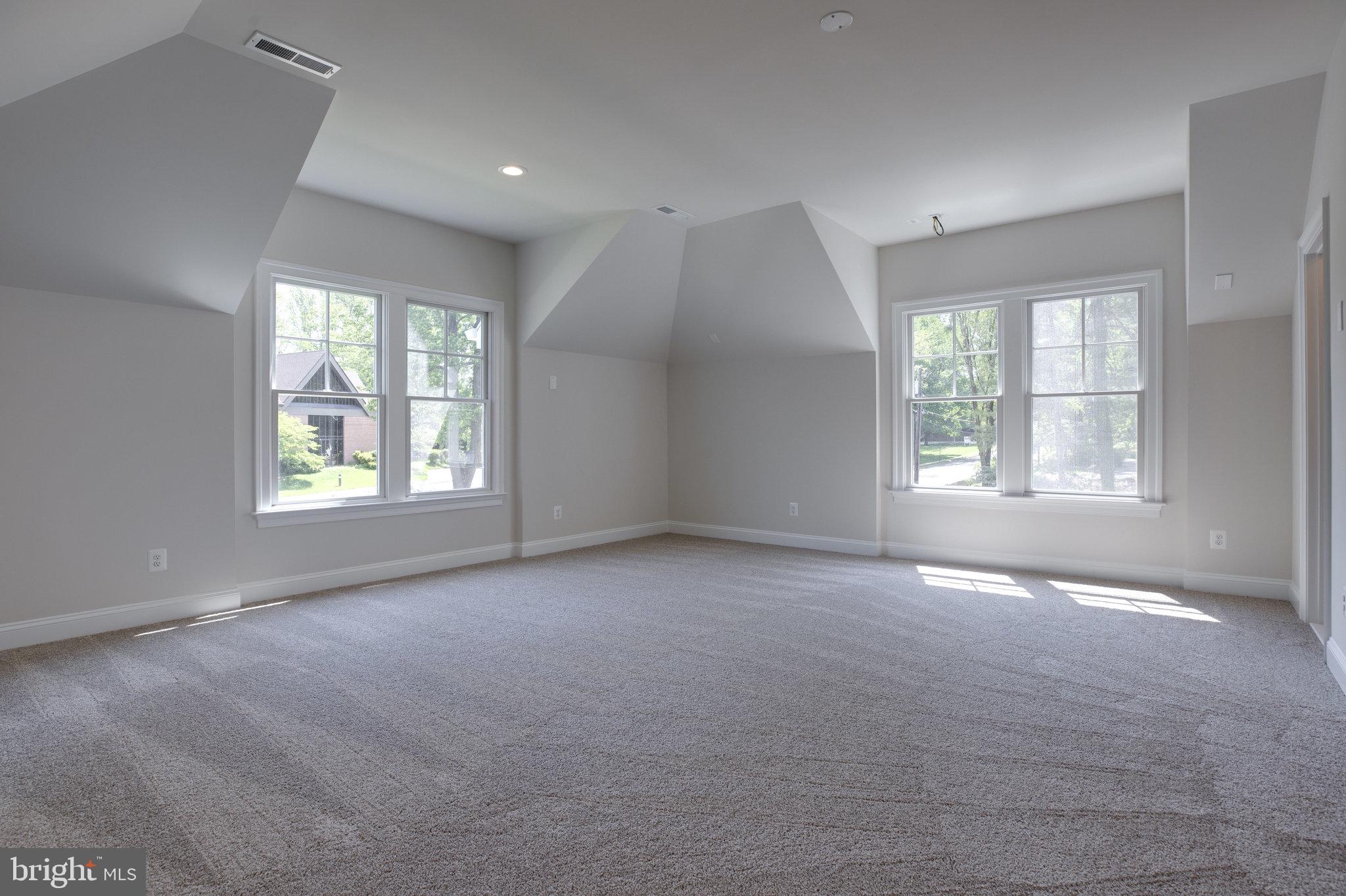 11022 Oakton Road Oakton, VA 22124 - Photo 22 of 34 OWNERS SUITE