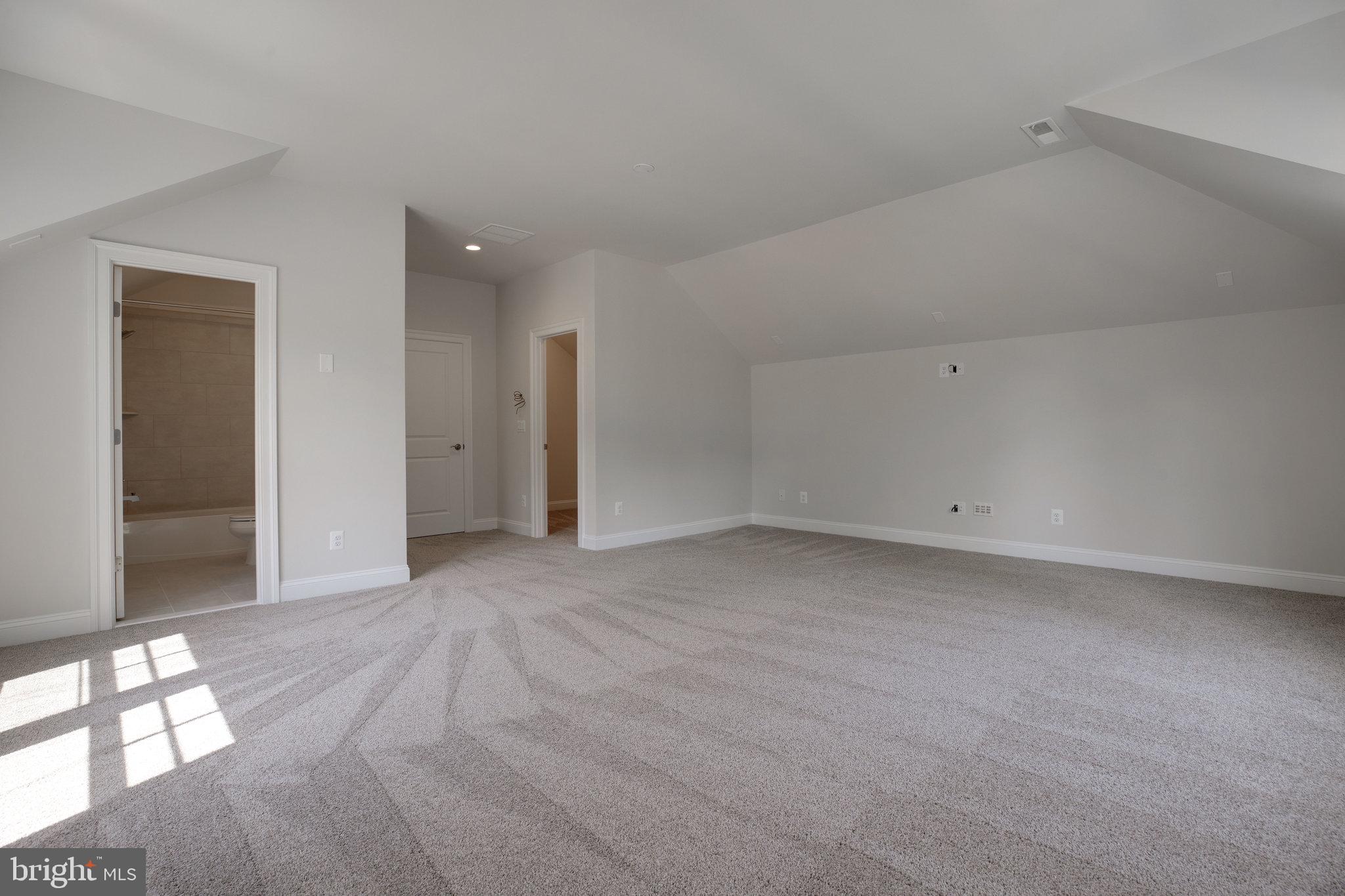 11022 Oakton Road Oakton, VA 22124 - Photo 24 of 34 OWNERS SUITE