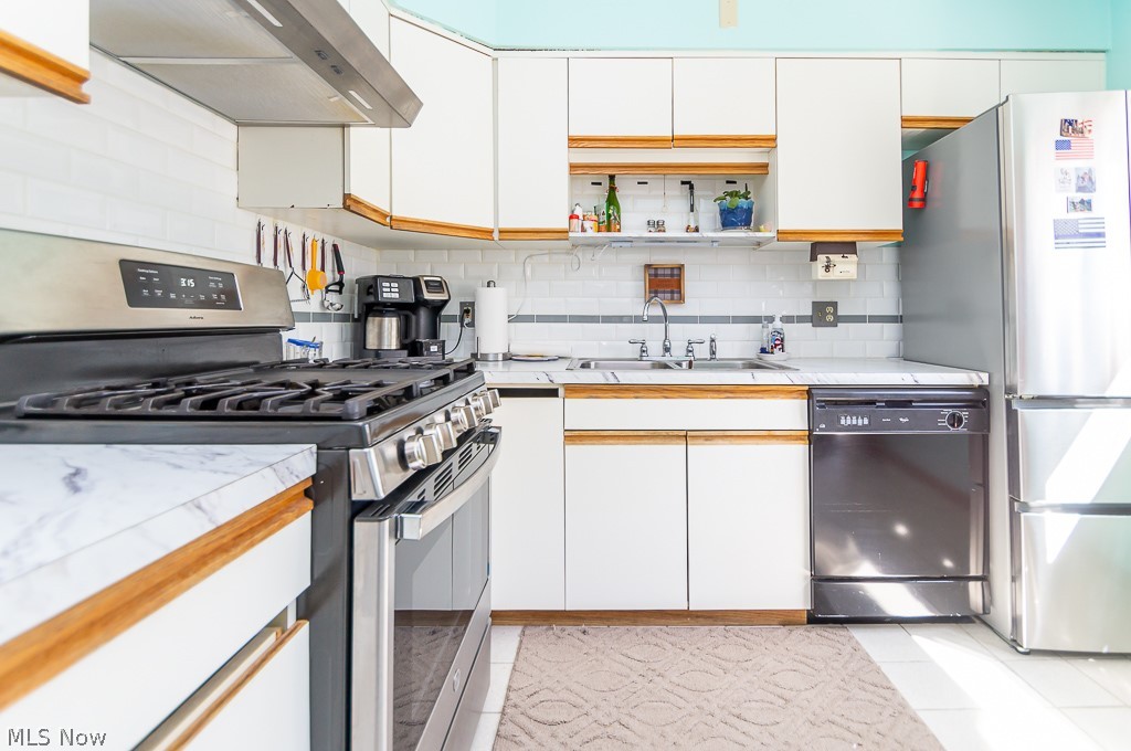4051 Riveredge Road Cleveland, OH 44111 - Photo 9 of 32 1ST FLOOR KITCHEN