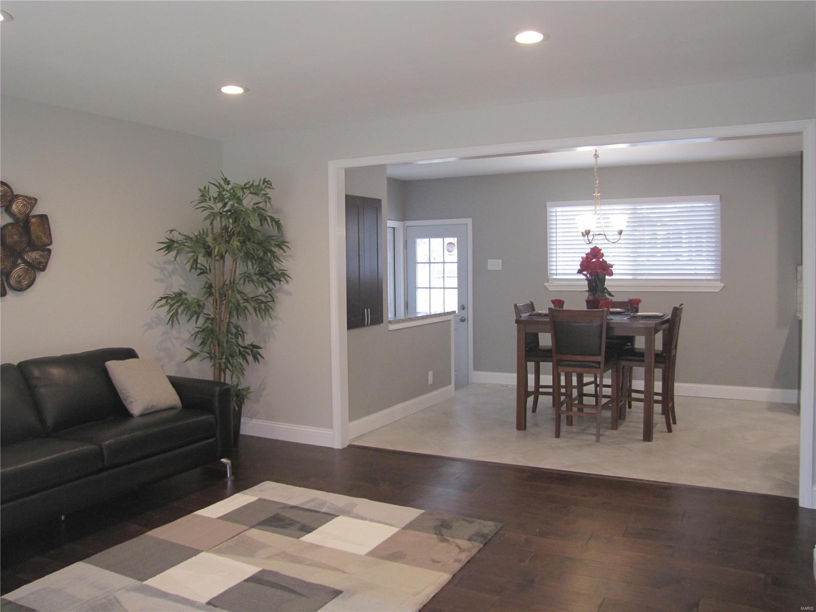 4226 Aqua Ridge Drive St. Louis, MO 63129 - Photo 2 of 33