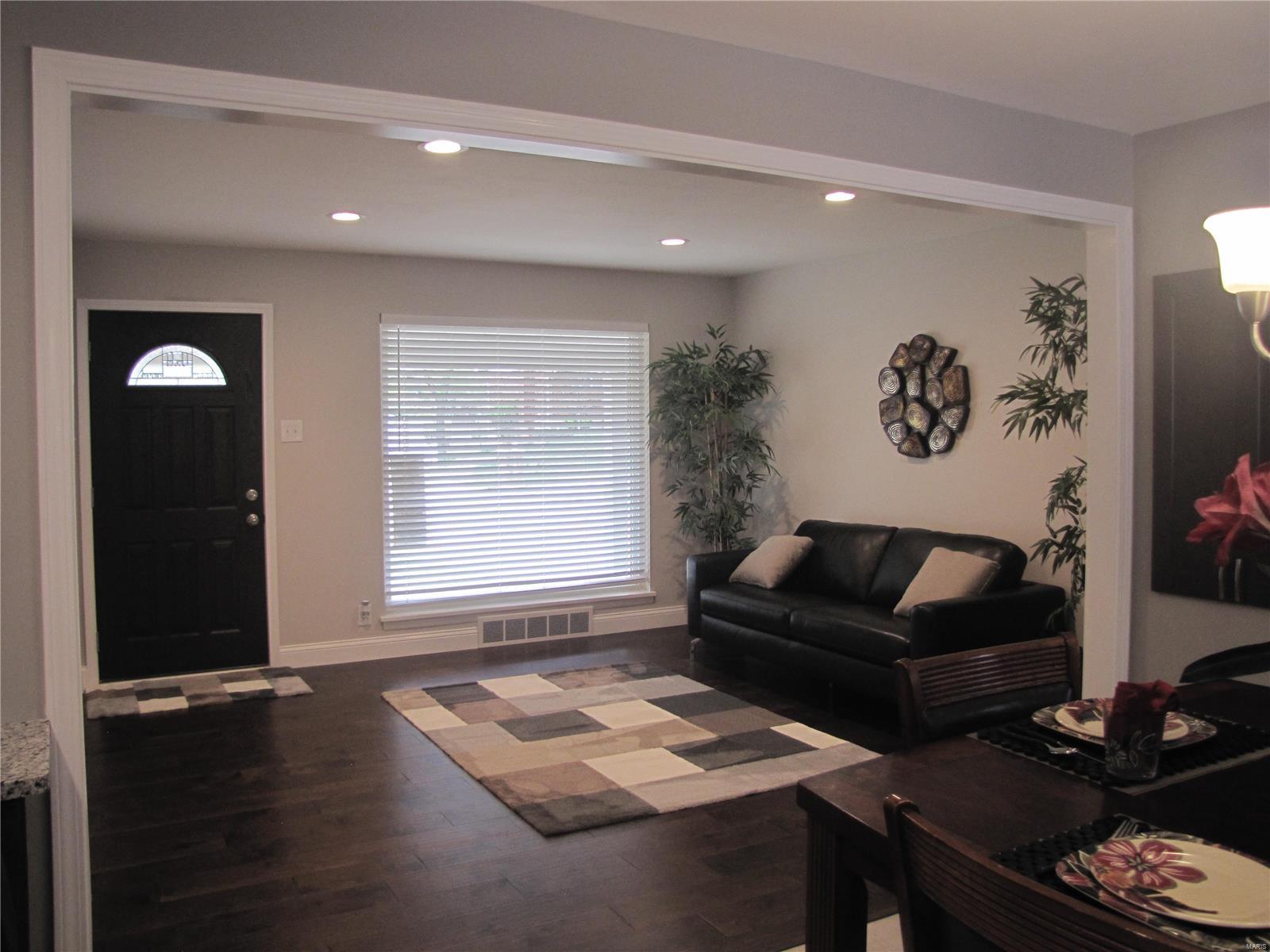 4226 Aqua Ridge Drive St. Louis, MO 63129 - Photo 3 of 33