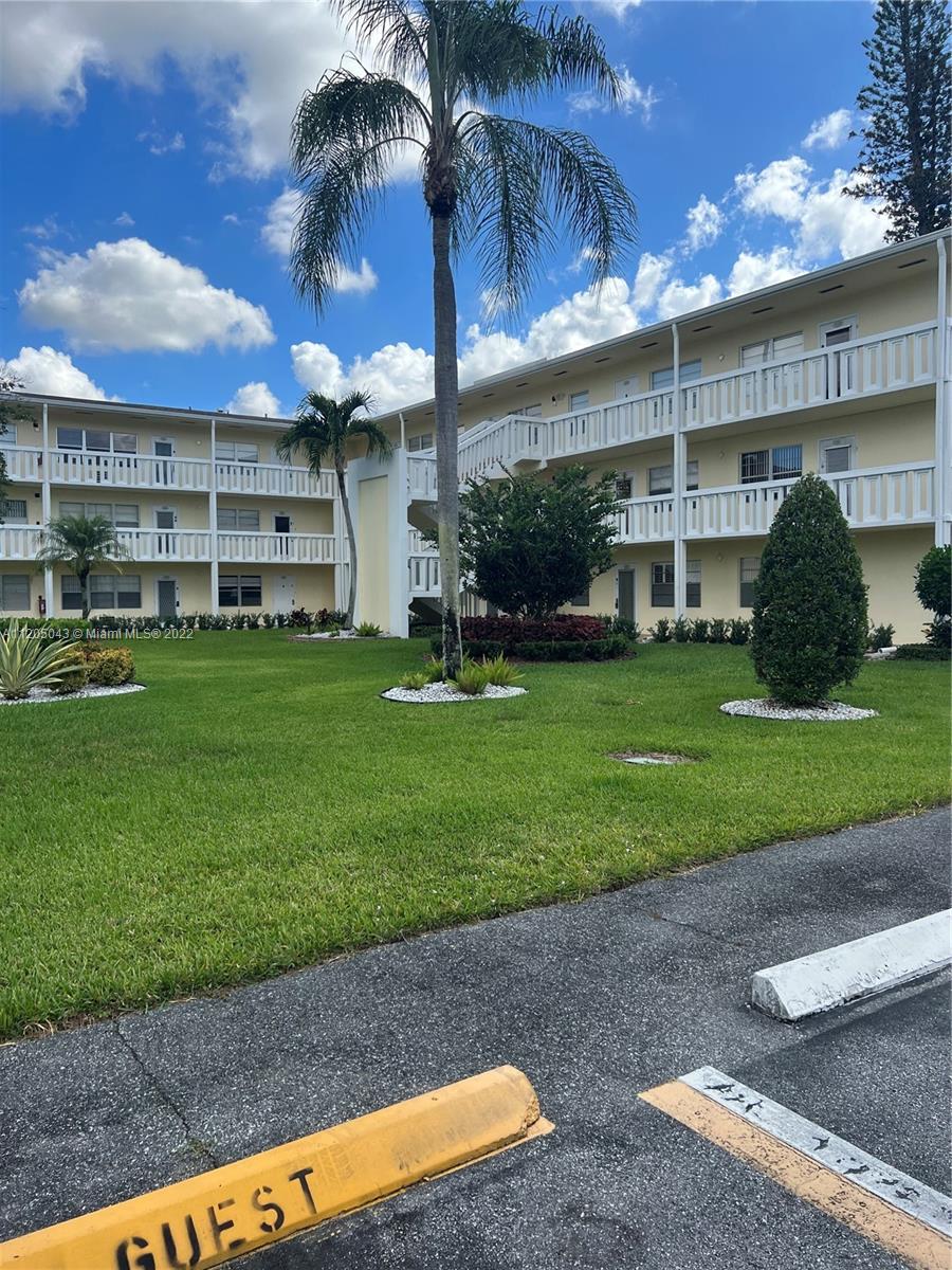 179 Dorset East, Unit 179 Boca Raton, FL 33434 - Photo 12 of 13 a view of a house with a yard and sitting area