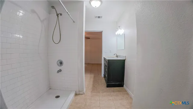 a view of a house with backyard and garden