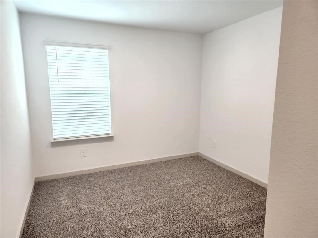 226 Serena Park Lane Rosharon, TX 77583 - Photo 12 of 19 an empty room with a window