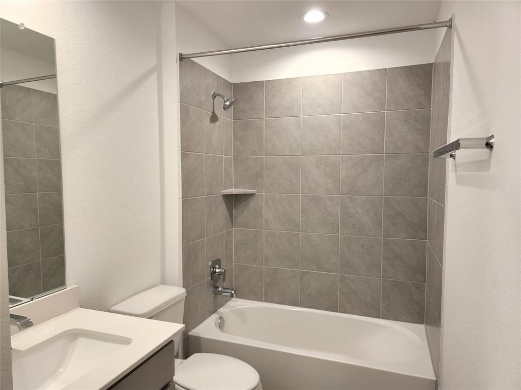 226 Serena Park Lane Rosharon, TX 77583 - Photo 13 of 19 a bath room with a toilet and a bath tub